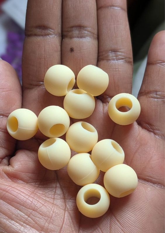 24 cream beads
